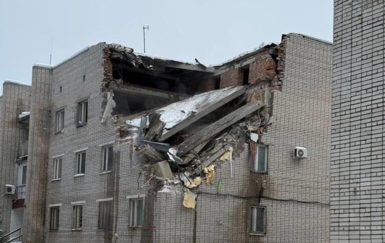 Фото для новини:В РФ стався вибух у військовій комендатурі: рухнули два поверхи, є жертви