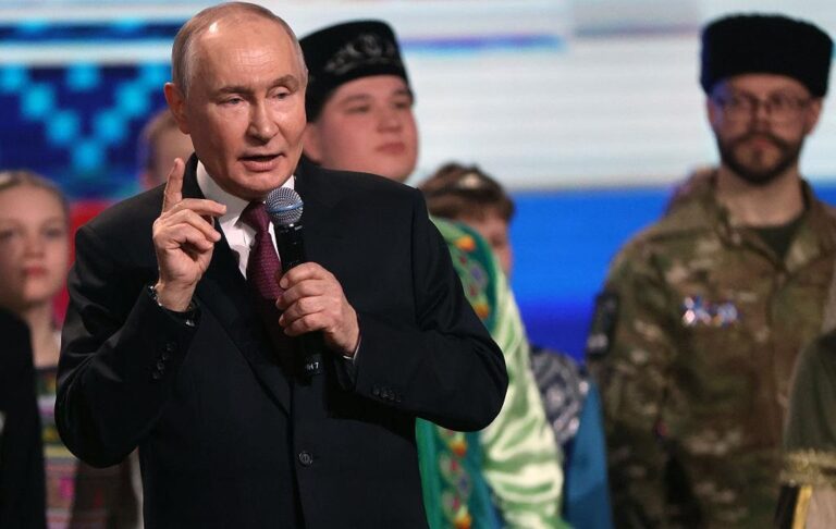 Фото для новини:В РФ вирішили відключати росіянам зв'язок "на вимогу" Путіна