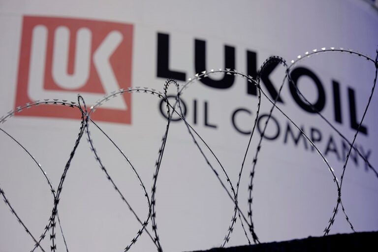 Фото для новини:В Росії частково зняли заборону на експорт бензину