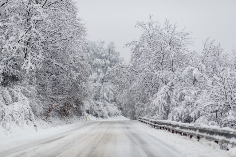 Фото для новини:В Україні оголосили І рівень небезпеки через ожеледицю