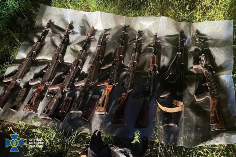 Фото для новини:В Україні зірвали канал продажу "трофейної" зброї