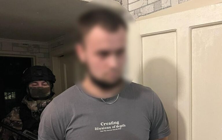 Фото для новини:Викрито угруповання, яке "вивозило" військових із місць служби