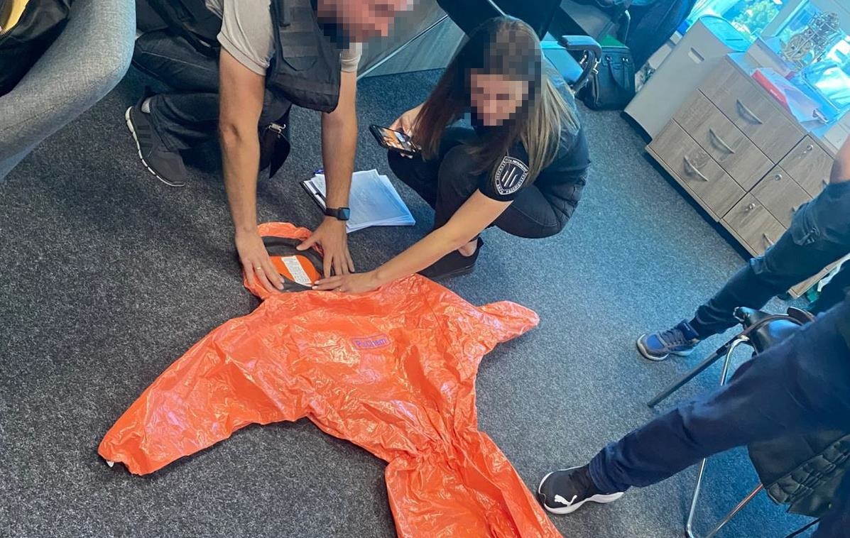 Фото для новини:Вінницьку підприємицю викрили на схемі із захисними костюмами ДСНС