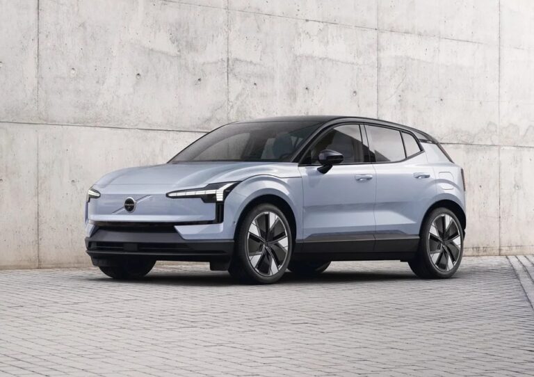 Фото для новини:Volvo відкликає понад 40 тисяч електрокарів через ризик займання батарей