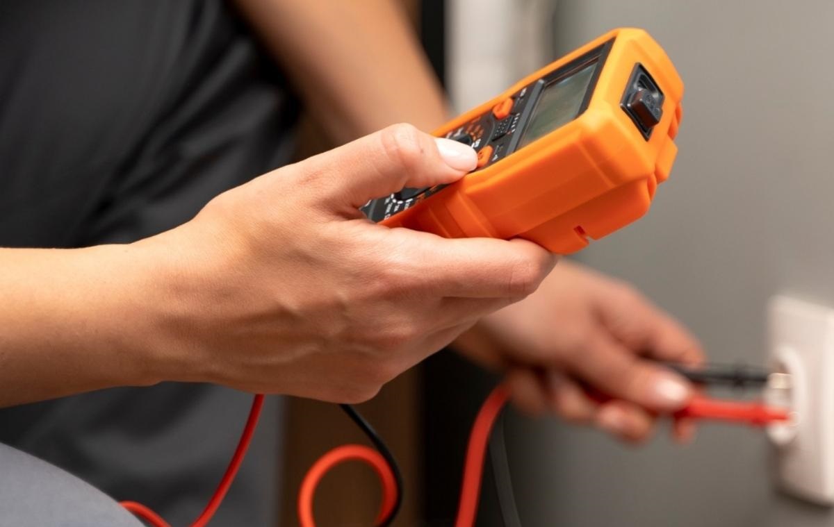 Фото для новини:Як виміряти напругу в розетці в домашніх умовах