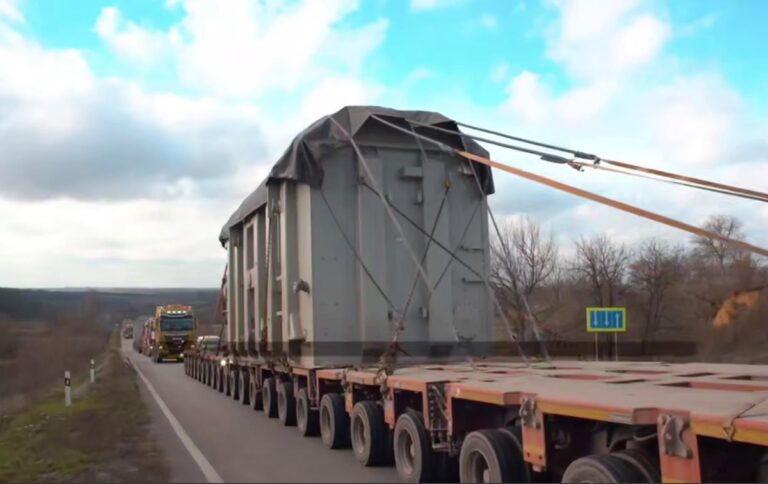 Фото для новини:Японія передала Україні три потужні трансформатори