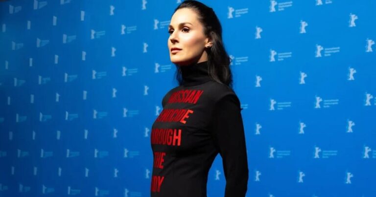 Фото для новини:Єфросиніна вразила червону доріжку Берлінале сильним перформансом