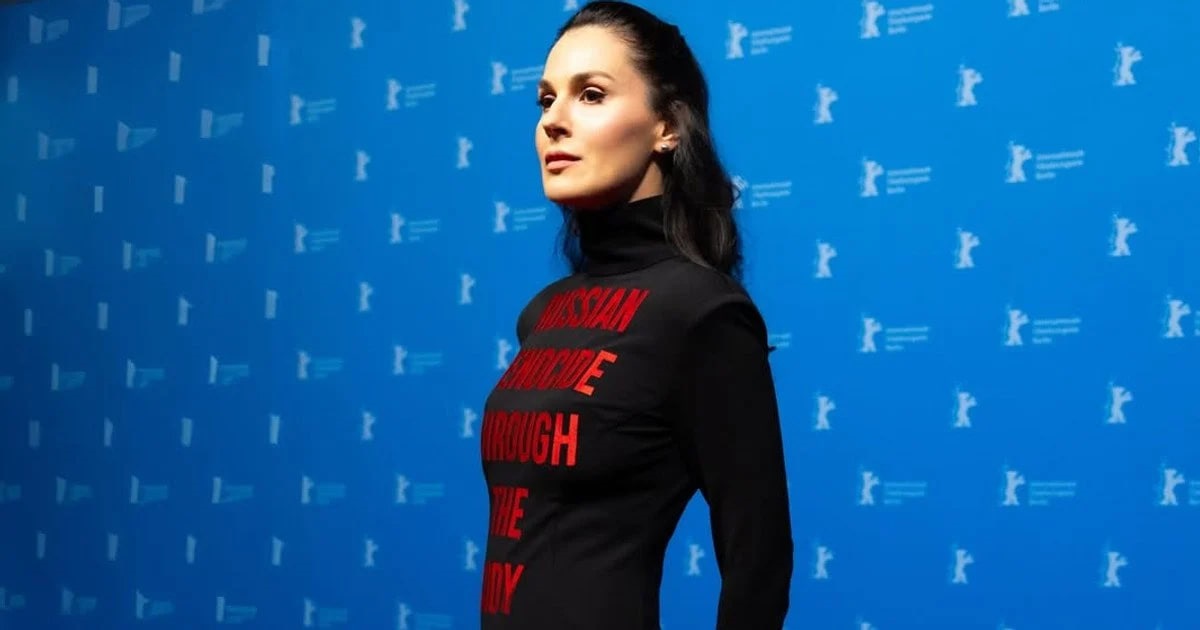 Фото для новини:Єфросиніна вразила червону доріжку Берлінале сильним перформансом