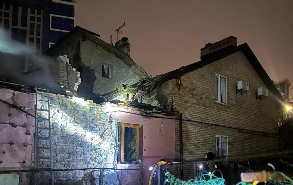 Фото для новини:З'явилися фото з наслідками атаки РФ на Київ