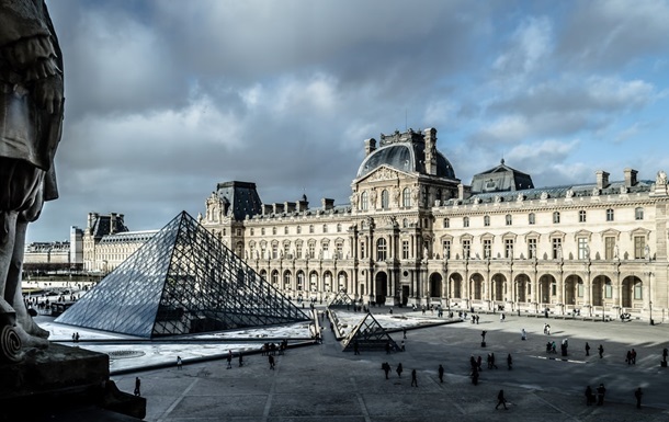 Фото для новини:Затримано підозрюваних у мільйонному шахрайстві з квитками у Лувр