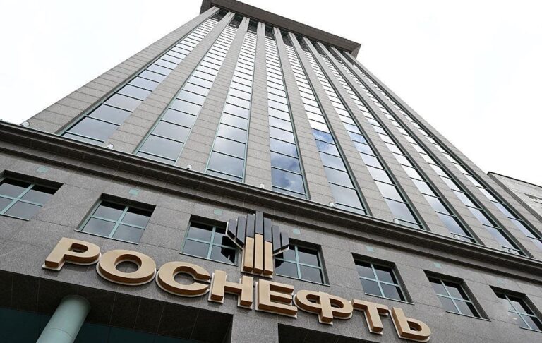 Фото для новини:ЗМІ викрили мережу компаній, що торгують підсанкційною нафтою РФ