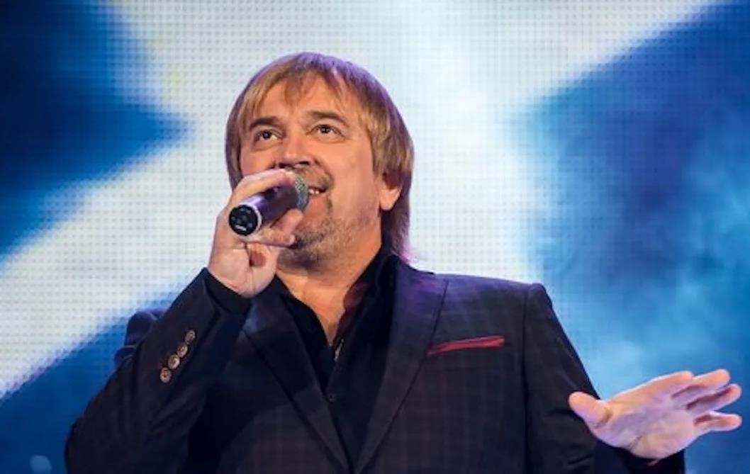 Фото для новини:60-річний артист підкорив Львів екстремальними трюками під куполом