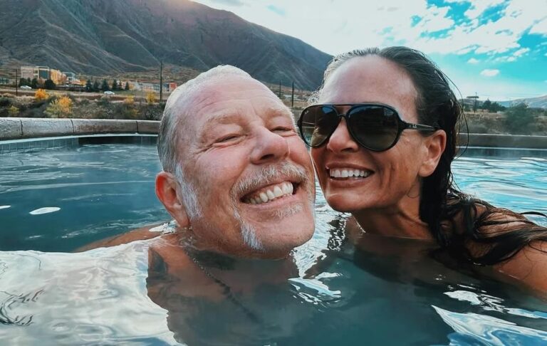 Фото для новини:62-річний лідер Metallica освідчився коханій під водою серед акул