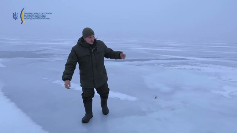 Фото для новини:Оперативники Держрибагентства провели зимовий рейд кригою Кам’янського водосховища