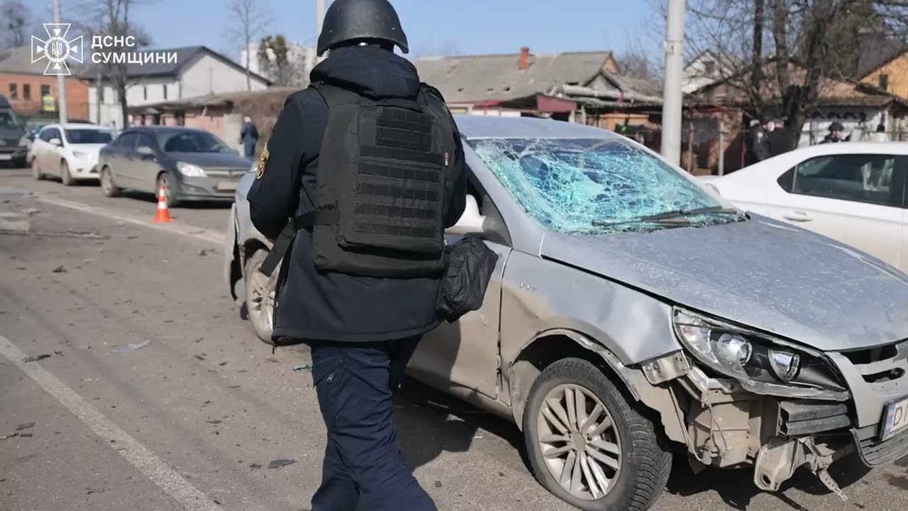Фото для новини:росіяни завдали прицільного удару БпЛА по проїзній частині однієї з вулиць Сум