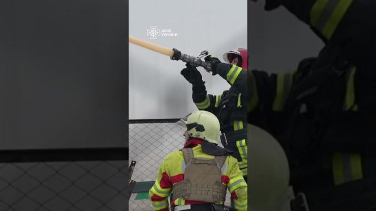 Фото для новини:Суми: Ліквідація пожежі під загрозою повторного удару