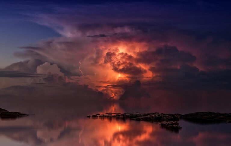 Фото для новини:Березневі магнітні бурі: коли Земля "втратить спокій" і як уберегтися