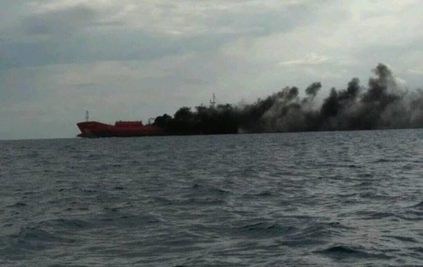 Фото для новини:Біля Оману внаслідок ураження загорівся нафтовий танкер, є постраждалі