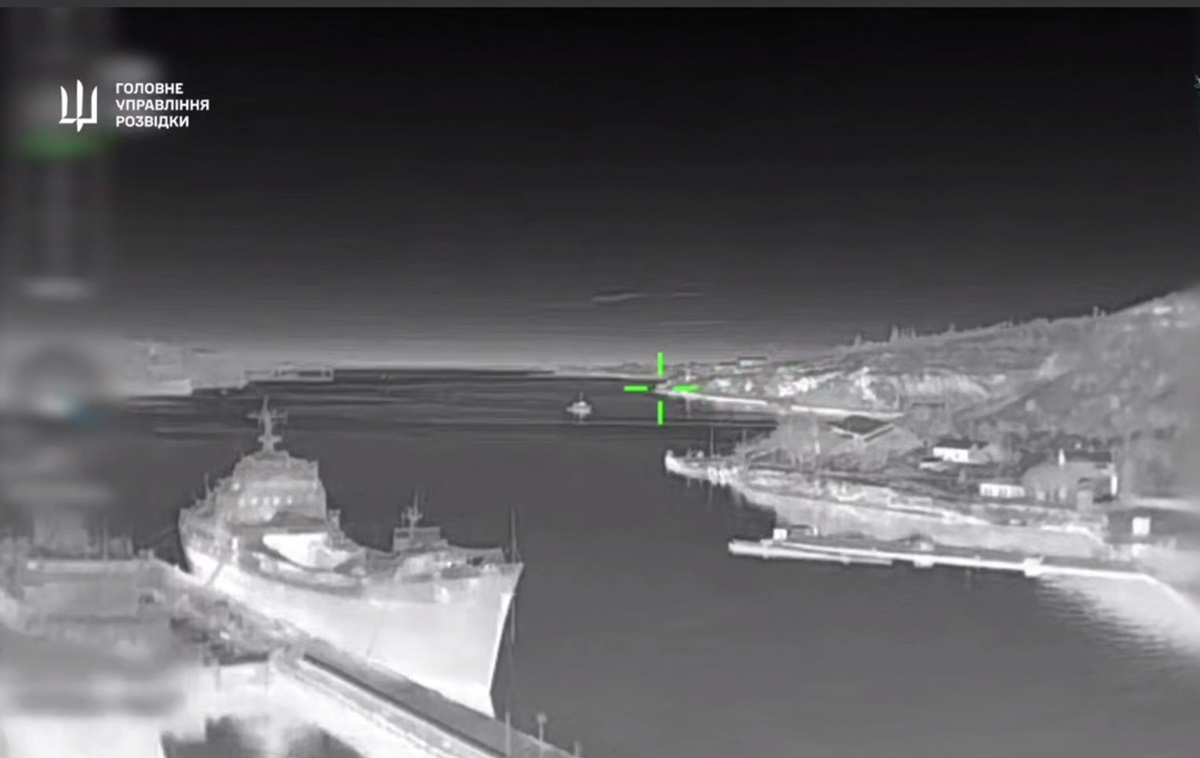 Фото для новини:Бійці ГУР уразили вертоліт і кораблі в Криму