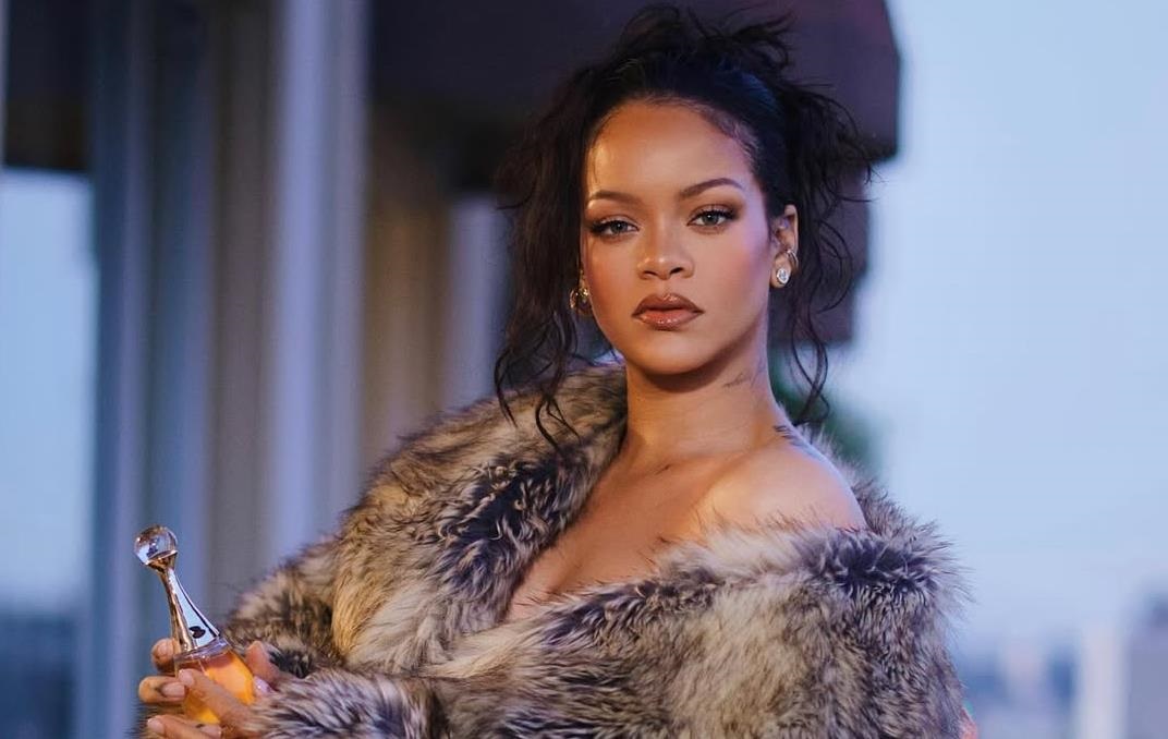 Фото для новини:Будинок Ріанни у Лос-Анджелесі обстріляли: співачка була всередині маєтку