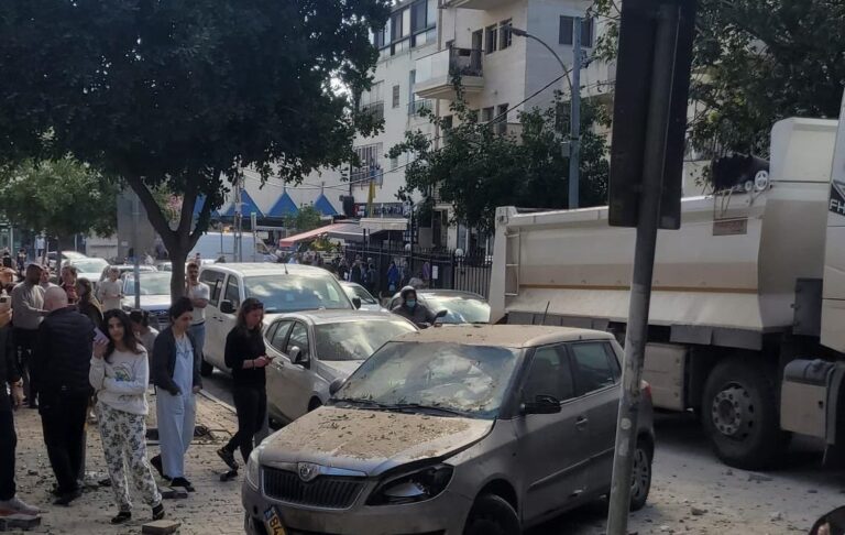 Фото для новини:Частини іранської ракети впали під посольством України в Ізраїлі