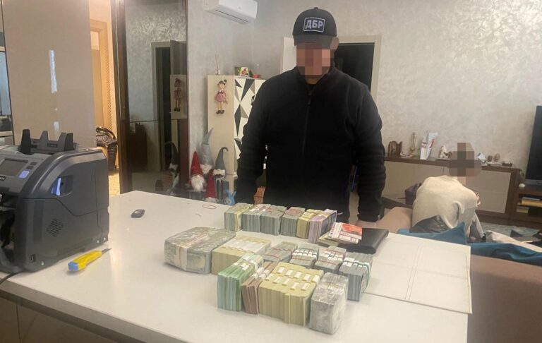 Фото для новини:ДБР: Підприємець дав неправдиві свідчення, щоб "відбілити" чиновницю