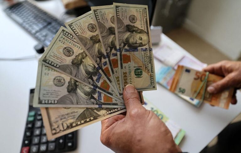 Фото для новини:Долар і євро подешевшали в обмінниках