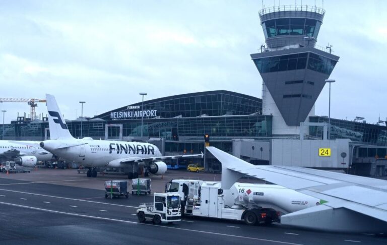 Фото для новини:Два літаки, що летіли в РФ, приземлились у Фінляндії через атаку дронів