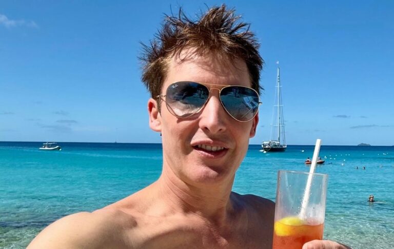 Фото для новини:Джеймс Блант у шапці з гербом Росії: українці вибухнули критикою