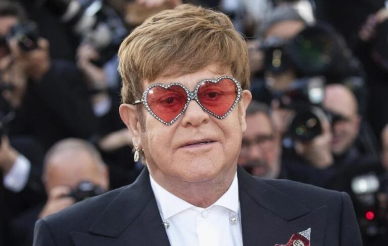 Фото для новини:Елтон Джон показався з чоловіком і синами на новому портреті