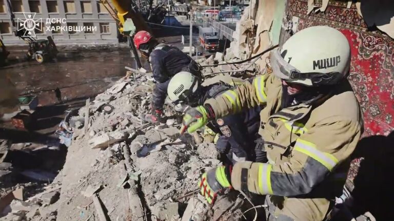 Фото для новини:У Харкові тривають пошуково-рятувальні роботи на місці російського ракетного удару