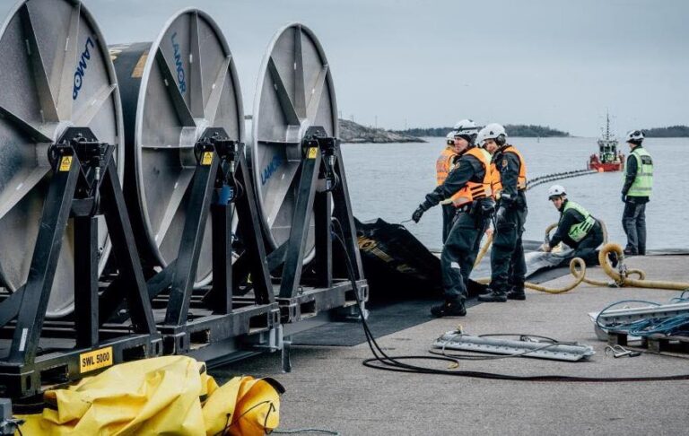 Фото для новини:Фінляндія передала Україні обладнання для ліквідації розливів нафти