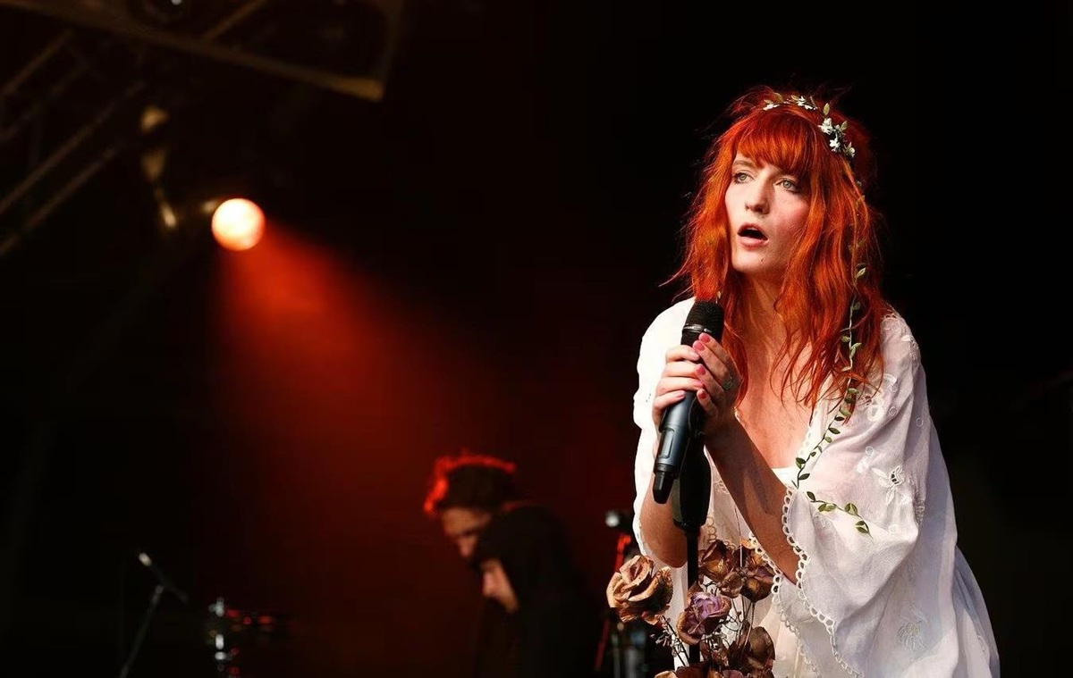 Фото для новини:Флоренс Велч захистила український прапор на концерті у Празі