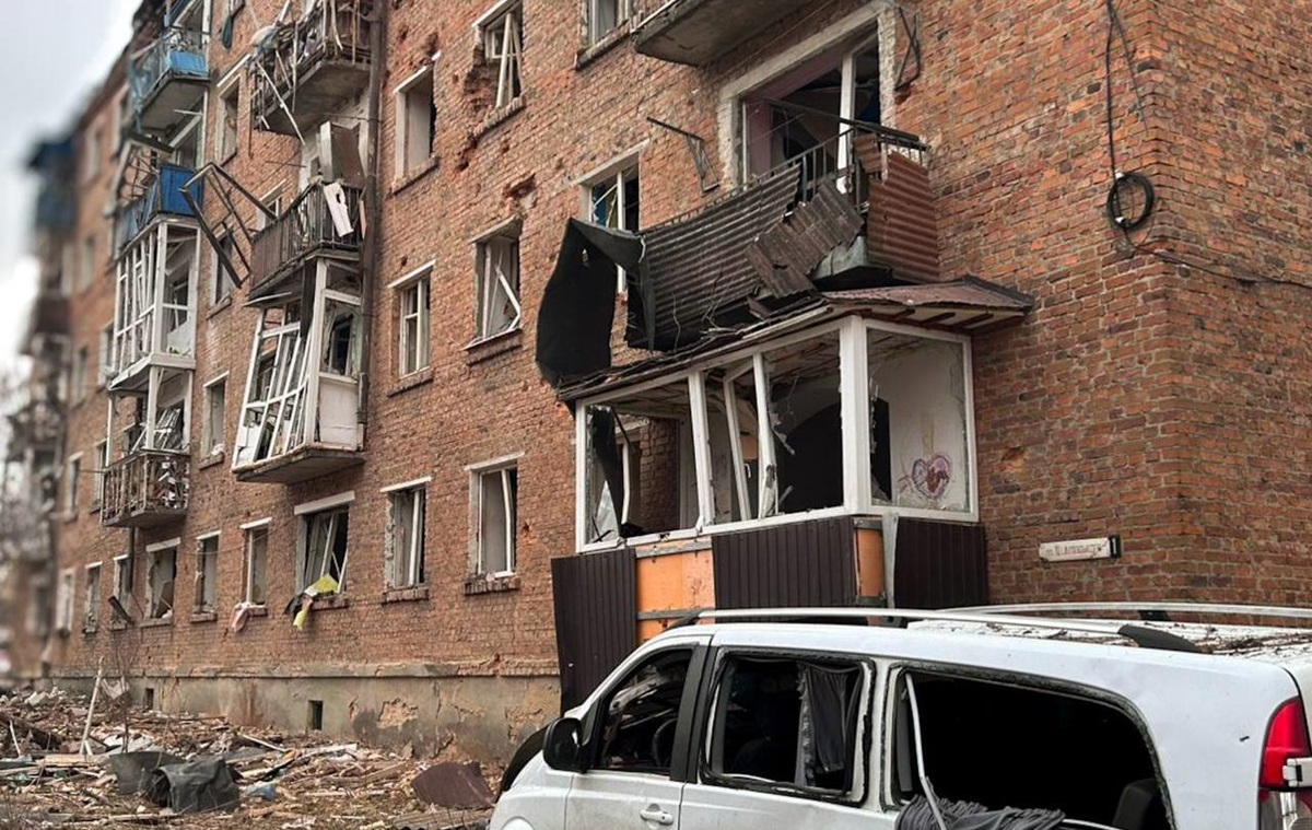 Фото для новини:Глухів зазнав бомбового удару, багато поранених