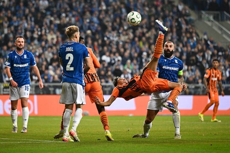 Фото для новини:Гол хавбека Шахтаря, який забив Леху у падінні через себе, визнано кращим