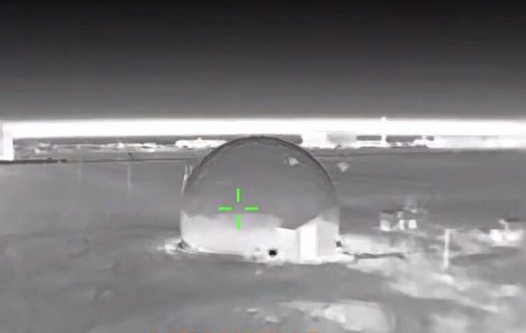 Фото для новини:ГУР показало ураження РЛС Валдай і катерів в Криму