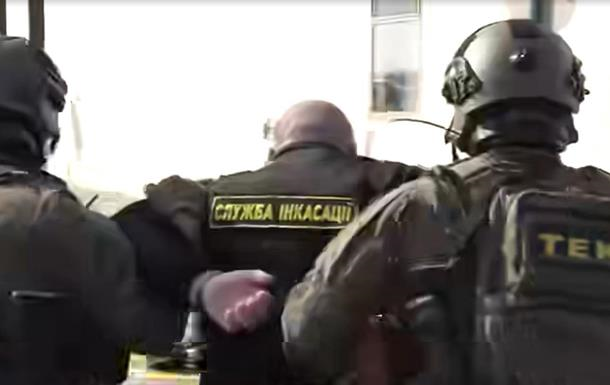 Фото для новини:Інкасатор Ощадбанку про затримання в Угорщині: 28 годин у кайданках