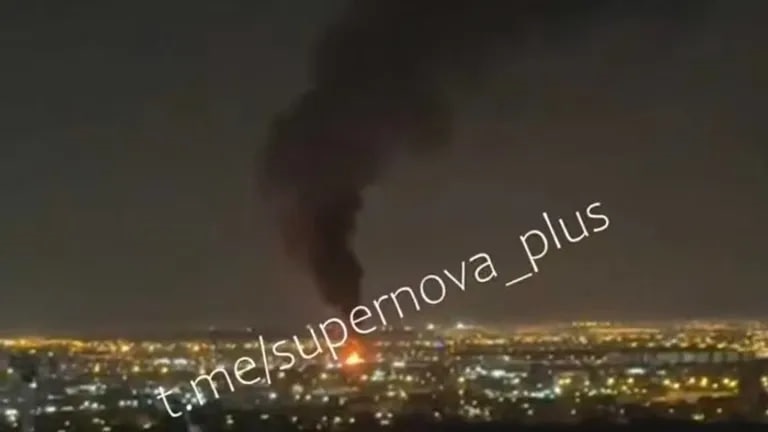 Фото для новини:Іран атакував Дубаї: біля аеропорту гасять пожежу