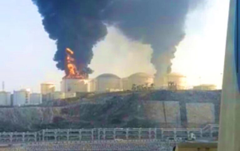 Фото для новини:Іран атакував паливні резервуари в порту Омана