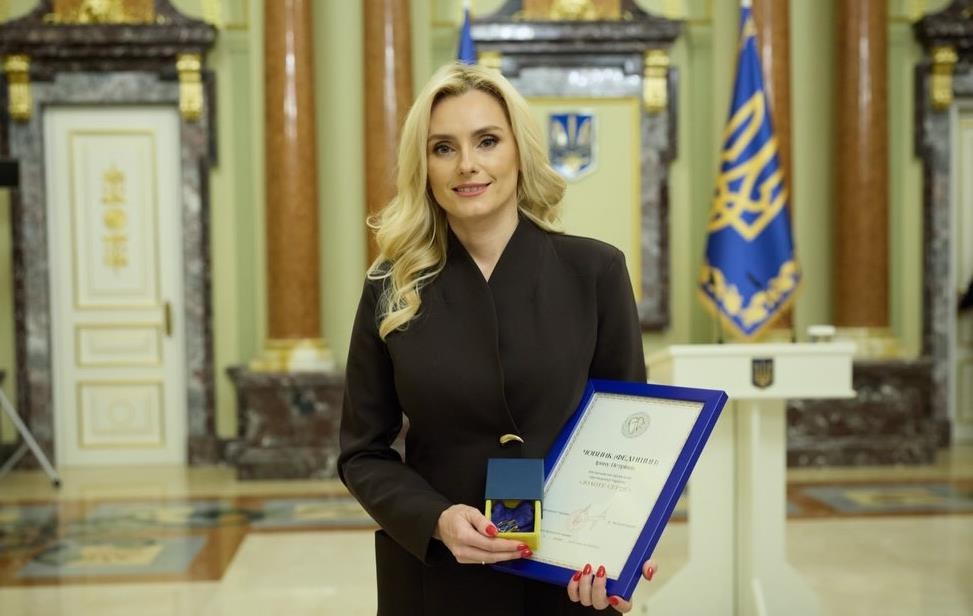 Фото для новини:Ірина Федишин отримала нагороду від президента