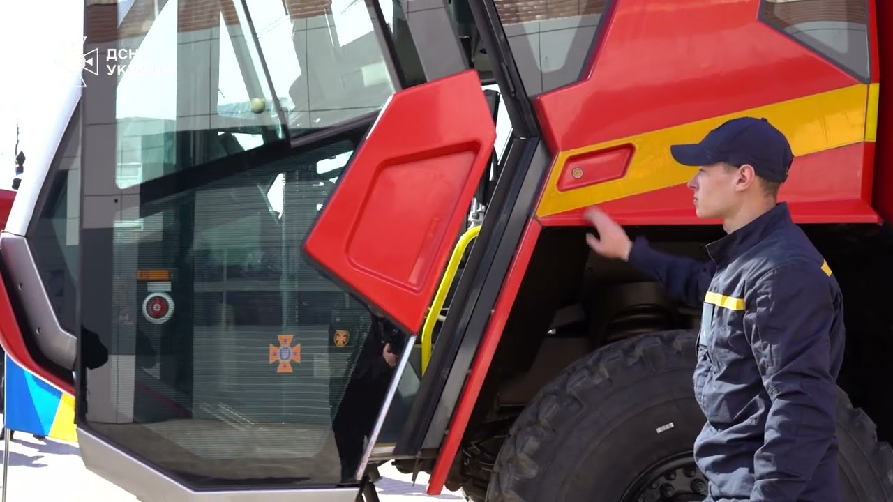 Фото для новини:Міжнародна підтримка, що рятує життя: рятувальники ДСНС отримали нові пожежні автомобілі