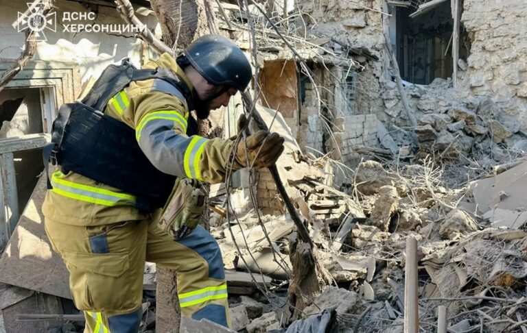 Фото для новини:Херсон під масованими ударами, серед поранених троє дітей
