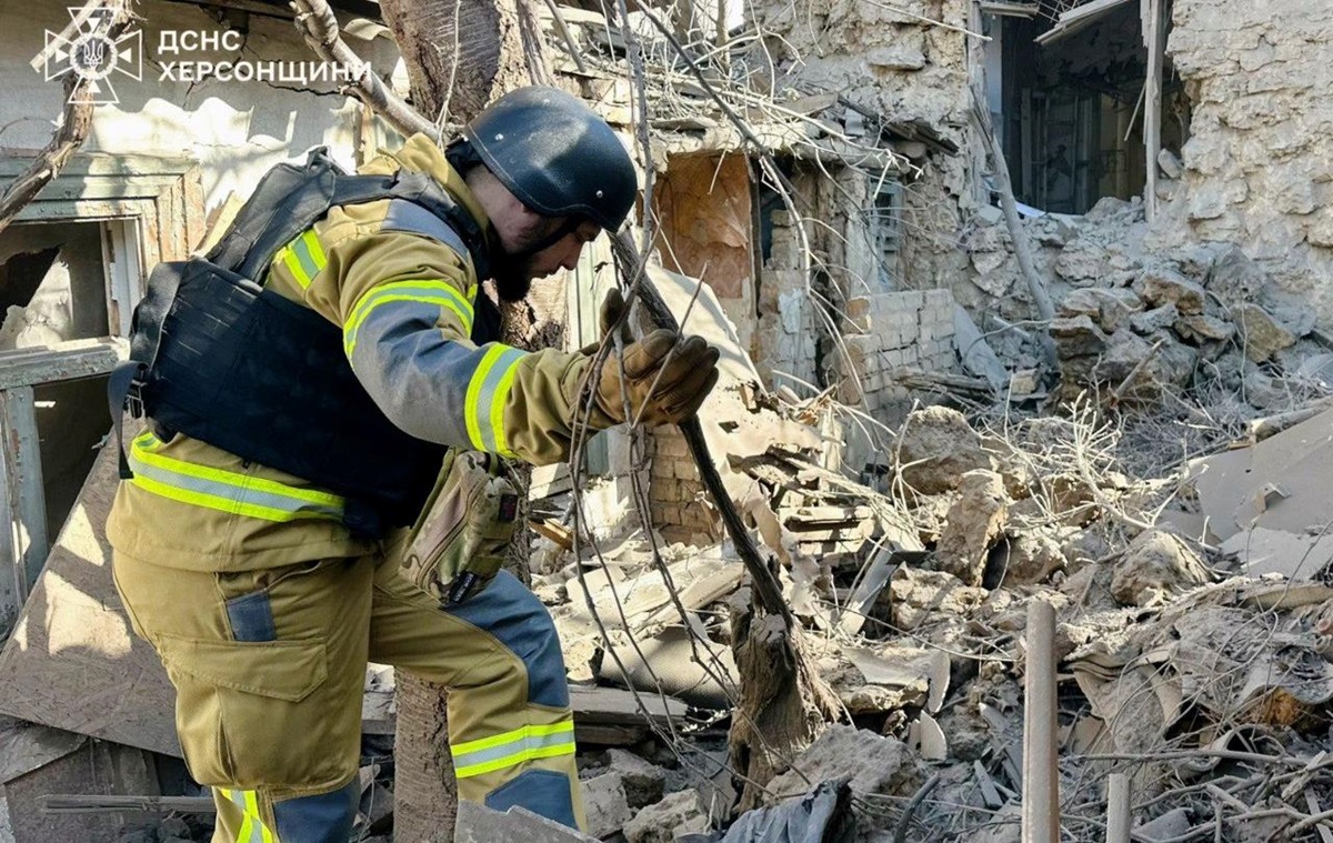 Фото для новини:Херсон під масованими ударами, серед поранених троє дітей