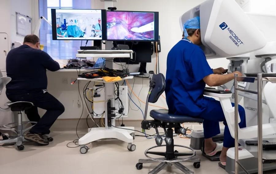 Фото для новини:Хірург з Лондона прооперував пацієнта на відстані 2400 кілометрів