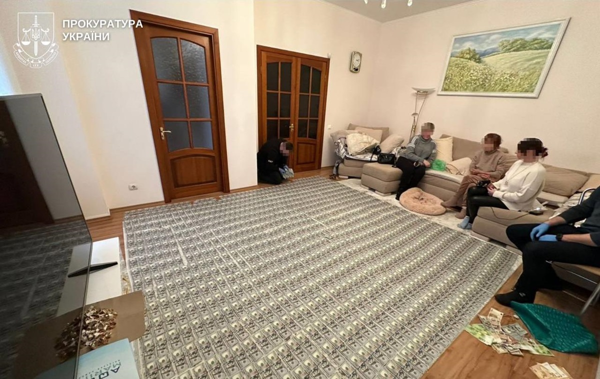 Фото для новини:Килим із доларів: у Вінниці лікарки торгували фальшивою інвалідністю