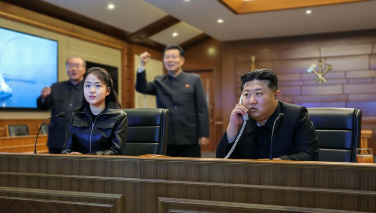 Фото для новини:Кім Чен Ин разом з донькою спостерігав за випробуванням крилатих ракет