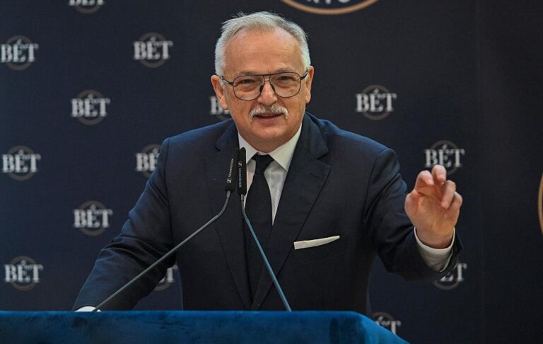 Фото для новини:Київ передав Угорщині 35 тисяч тонн української нафти - ЗМІ