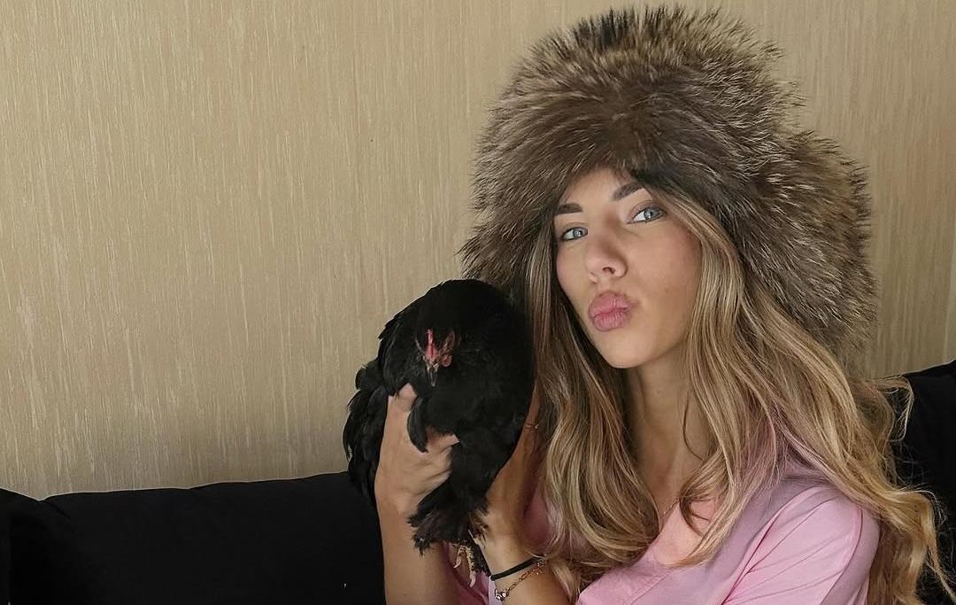 Фото для новини:Курка на манікюрі. Одеситка принесла пташку у салон