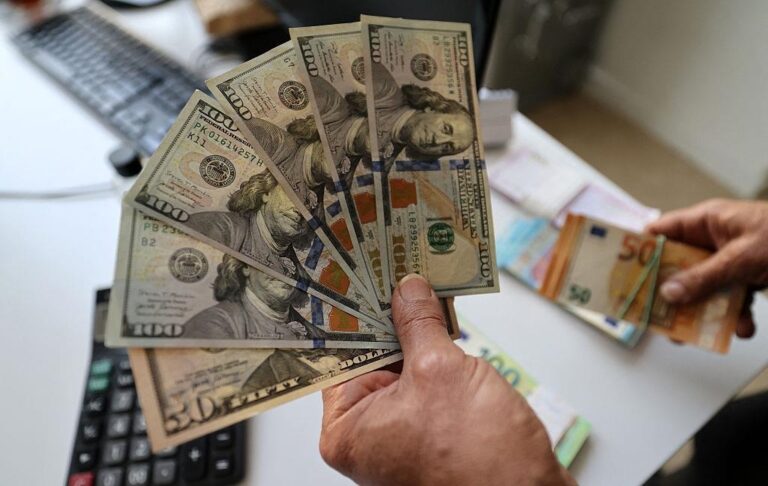 Фото для новини:Курс долара злетів до нового рекорду в Україні