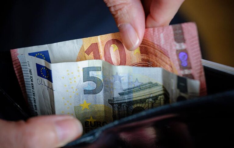 Фото для новини:Курс євро впав до мінімуму середини минулого року